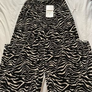 Zara size small (25/26 waist) black & white palazzo pant.